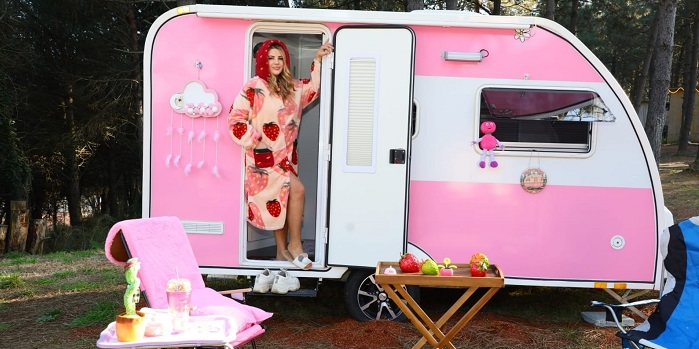 PEMBE PİJAMA KARAVAN'DA 80'LER AŞKLARİ YAŞANDI