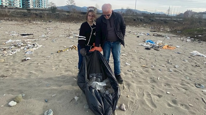 Rize'de Örnek Davranış: İş İnsanı Akif Uçar Kızlarıyla Sahili Temizledi