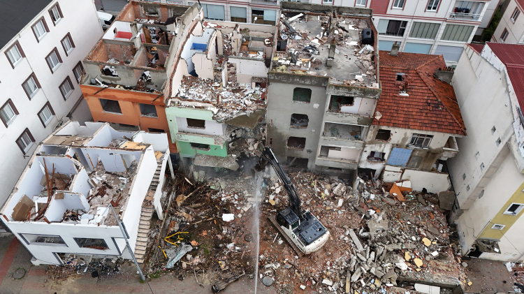 İstanbul Büyükçekmece'de deprem riski taşıyan 23 yapı yıkıldı