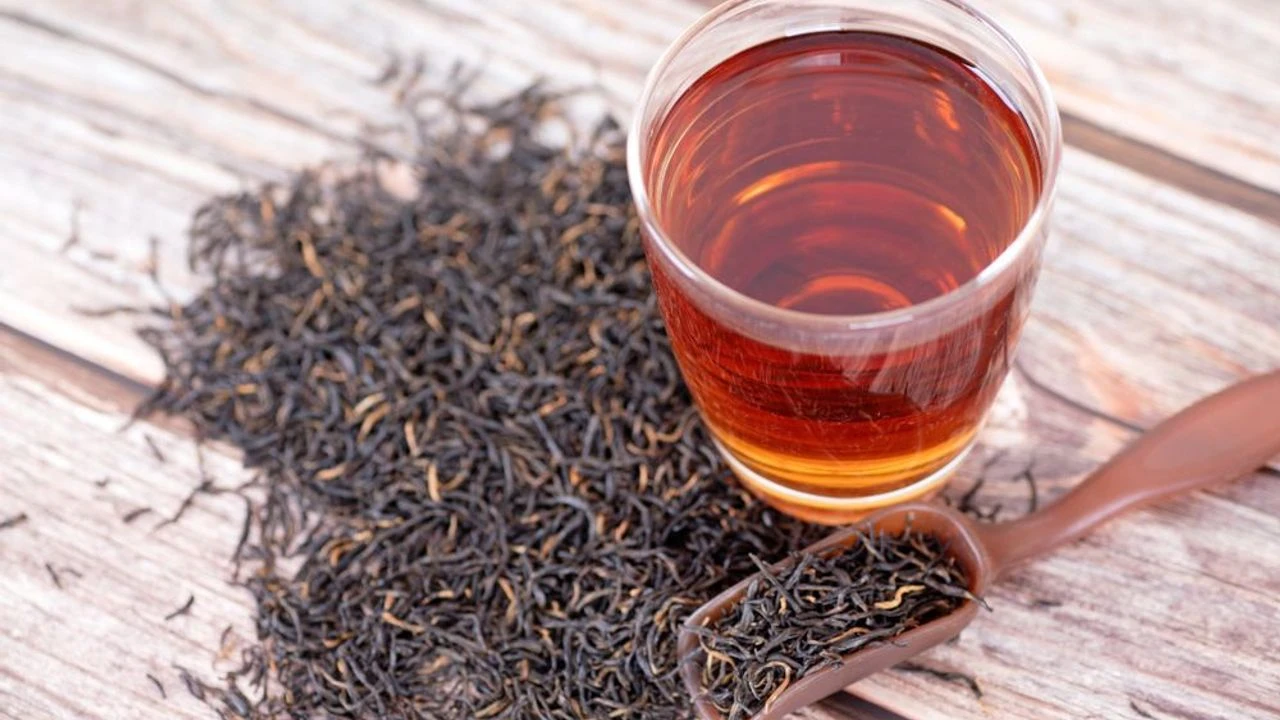Çay zararlı diyenlere şok: İçine bir tutam eklerseniz şifa kaynağı oluyor