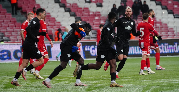 Çaykur Rizespor, Karadeniz Derbisinde Tarihi Geri Dönüşe İmza Attı