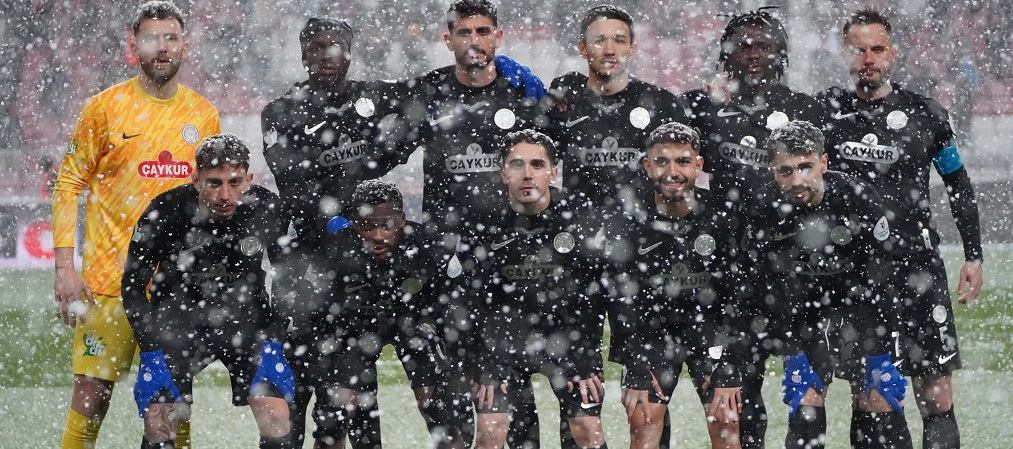 Çaykur Rizespor’ un Samsun’u Deplasmanda Yenmesi Rize’ de sevinçle Karşılandı