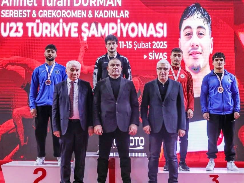 Türkiye Güreş Şampiyonası'nda Çaykurspor Güreşçileri Dereceye Girmeyi Başardılar