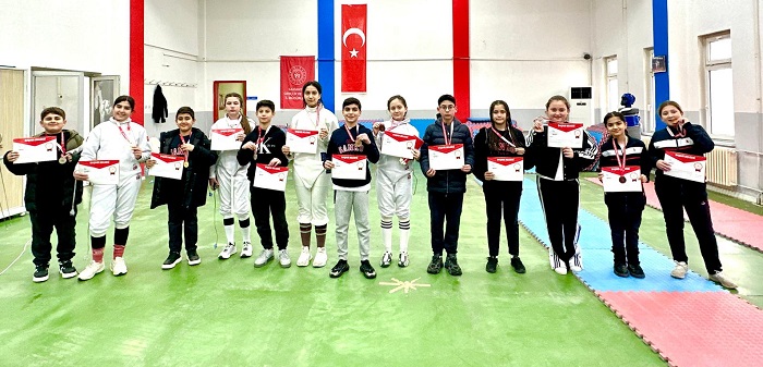 SANKO OKULLARI ESKRİMDE SEKİZ BİRİNCİLİK MADALYASI KAZANDI