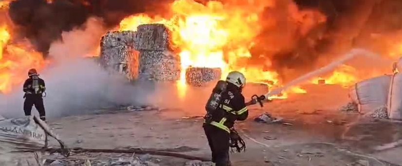 Şanlıurfa'da geri dönüşüm tesisinde yangın çıktı
