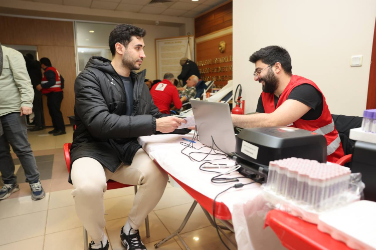 Dev adamlar kan bağışında bulundu