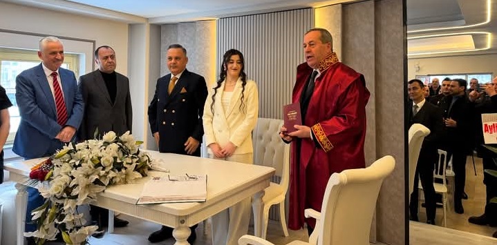 Pazar Belediyesi yeni nikah salonuna kavuştu.İlk nikâh Emniyet Müdürünün