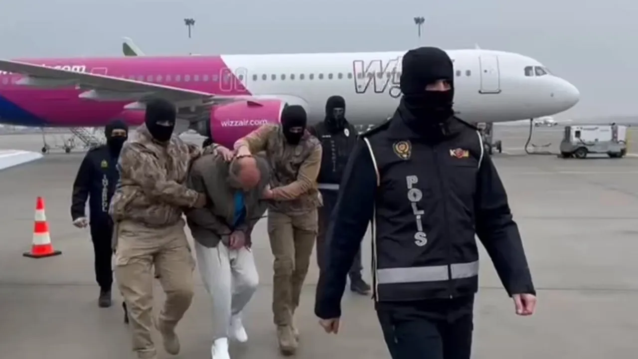 Biri Polonyo'dan, biri Bulgaristan'dan alındı! Kırmızı bültenli iki zanlı Türkiye'ye getirildi!