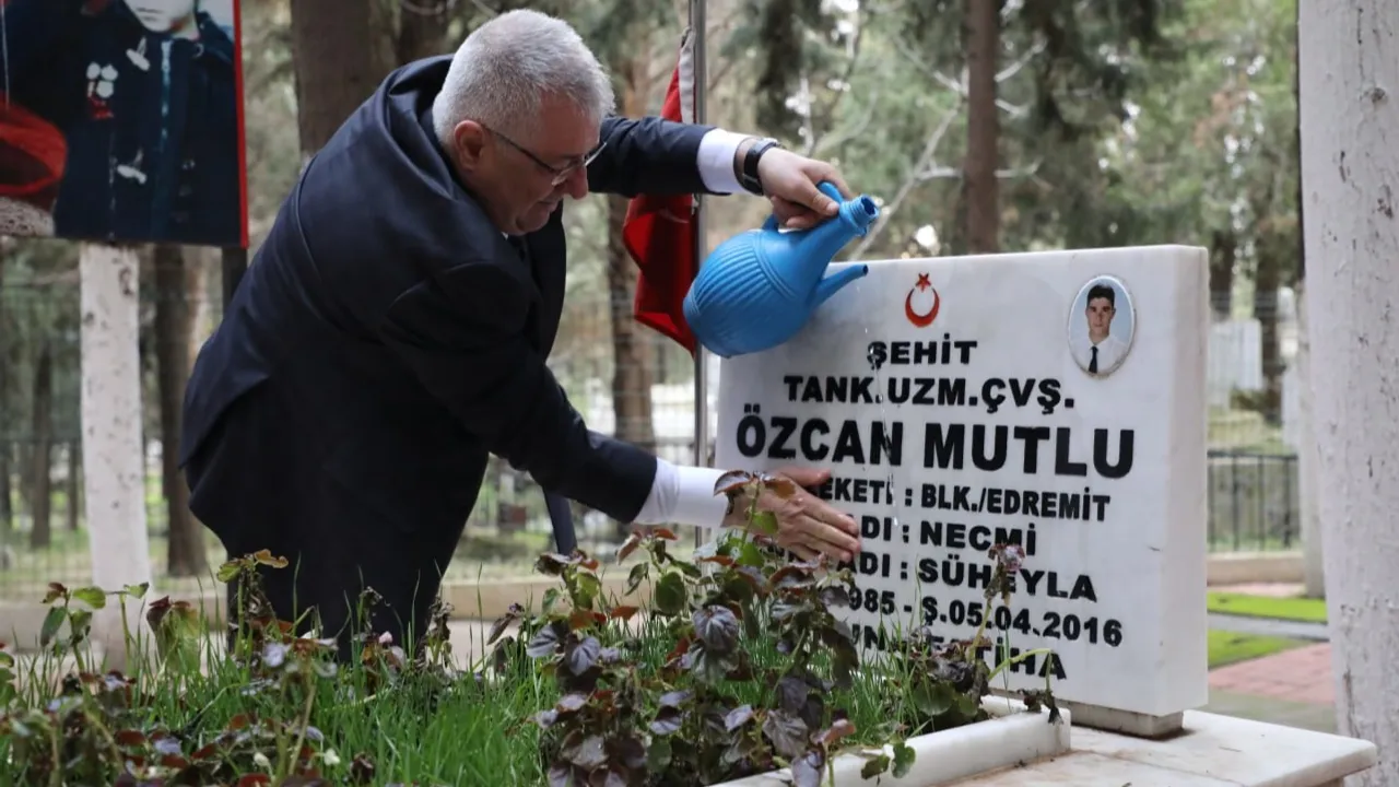 Balıkesir Edremit Şehitliği'ne anlamlı ziyaret