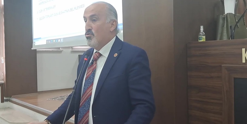 Artvin İl Genel Meclisi toplantısında CHP'li Yaşar Gülel'in sözlerine tepki gösteren AK Partili üyeler salonu terk etti