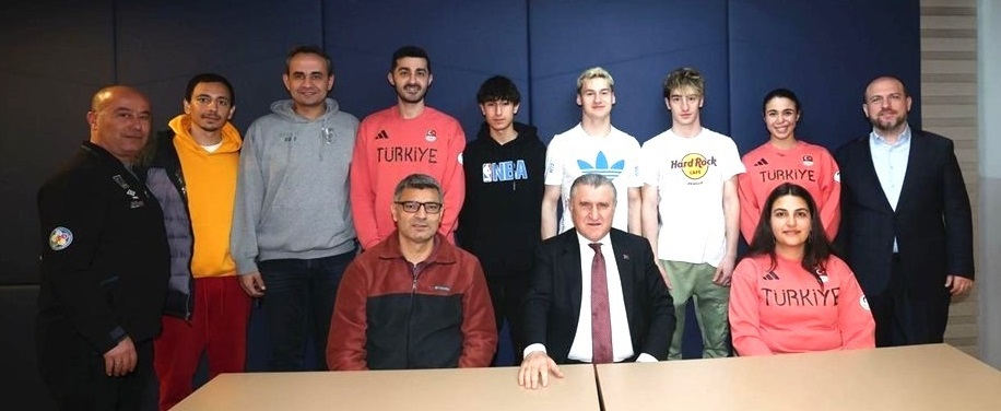 Bakan Bak; Milli Sporcularla İftarda Bir Araya Geldi