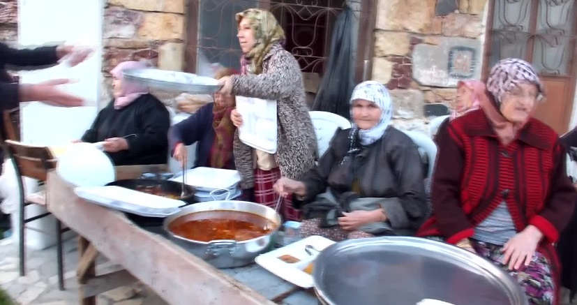 Balıkesir’in Burhaniye ilçesinde toplu iftar geleneği devam ediyor