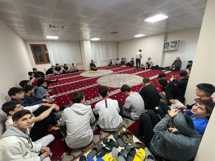 Pansiyonda kalan ögrenciler Doç. Dr. Şenol Çitli’yi agırladı
