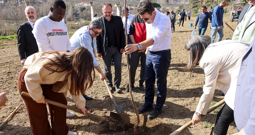 Vali Şefik Aygöl, Üniversite Öğrencileriyle Birlikte Fidan Dikti