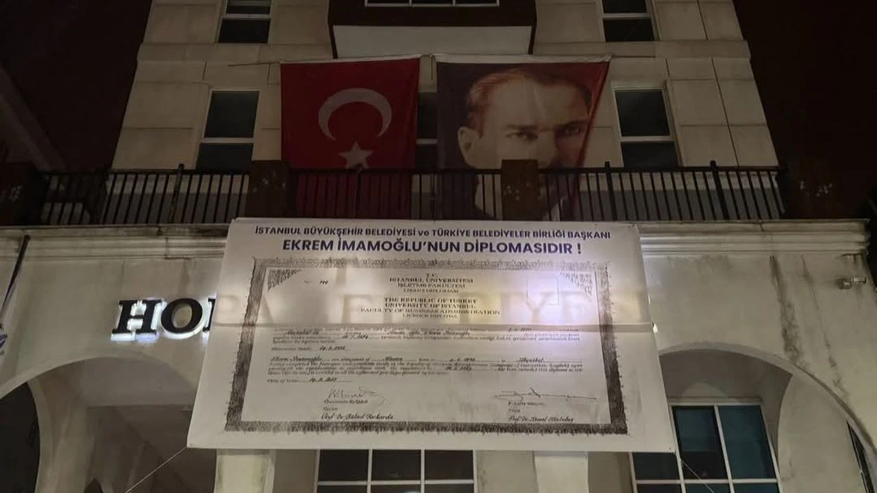 Hopa Belediyesi'nden İmamoğlu'na Destek: Diploması Belediye Binasına Asıldı
