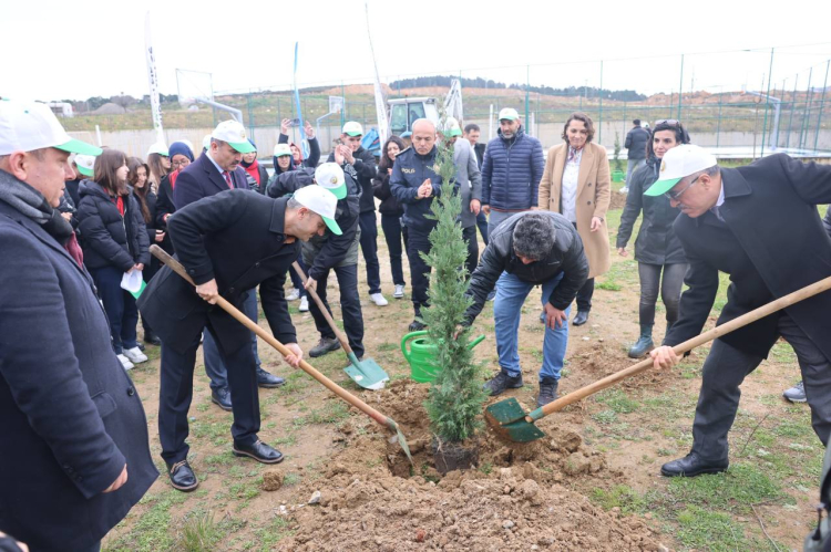 Kocaeli Çayırova’da fidanlar toprakla buluştu