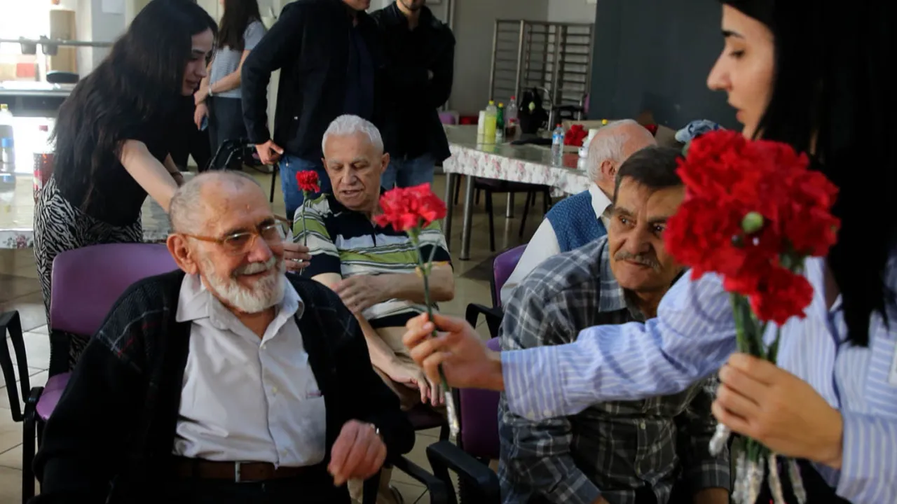 Sakarya Büyükşehir’den yaşlıların yüzünde tebessüm olan ziyaret