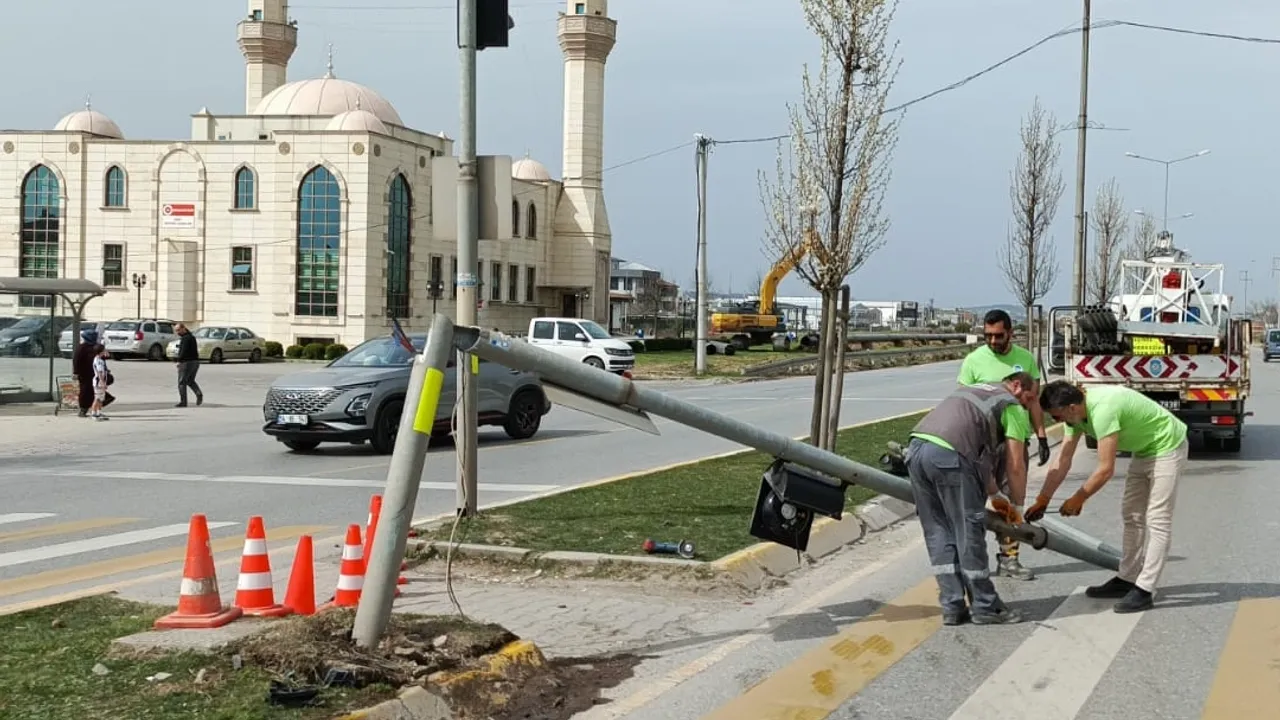 Sakarya'da kullanılamaz hale gelen trafik ışığına hızlı müdahale!