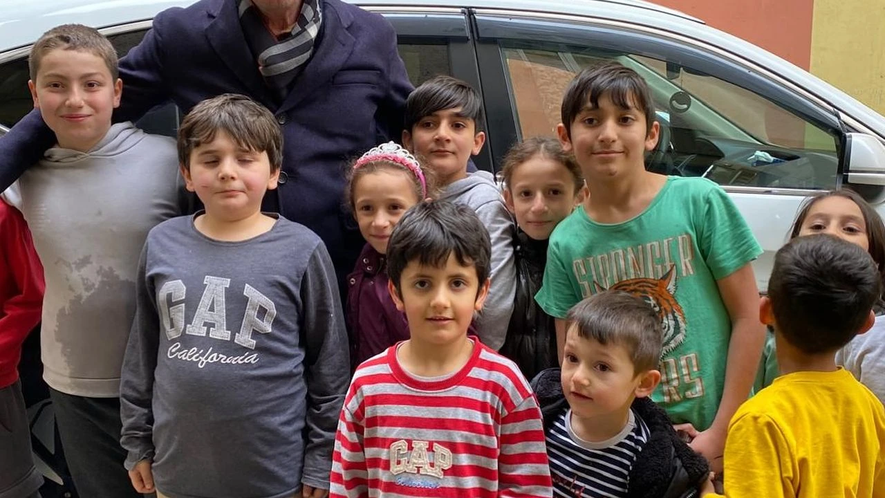 Of’un Başkan Amcası! Çocukların Sevgilisi Salim Salih Sarıalioğlu Gönülleri Fethediyor