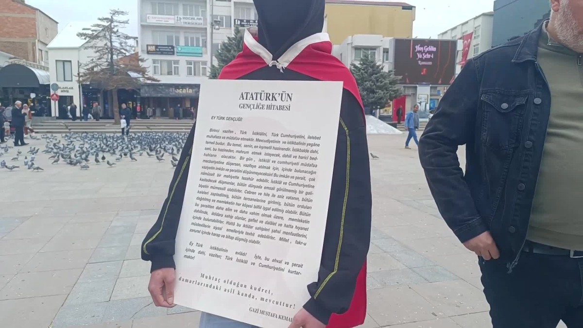 Aksaray'da sessiz protesto eylemi yapan gence polis müdahale etti