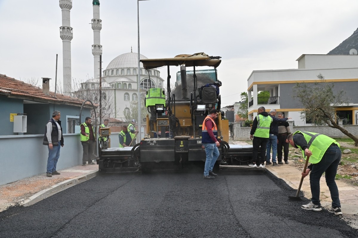 Manisa'da Turgut Özal Mahallesi’nin yollarını yeniliyor