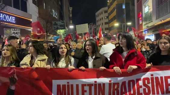 Trabzon’da yüzlerce vatandaş, ‘İmamoğlu’na Özgürlük’ sloganlarıyla yürüdü