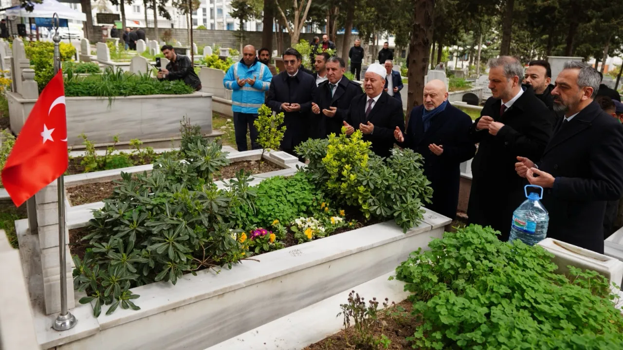 İstanbul Beylikdüzü'nde şehit kabirleri bayrama hazır