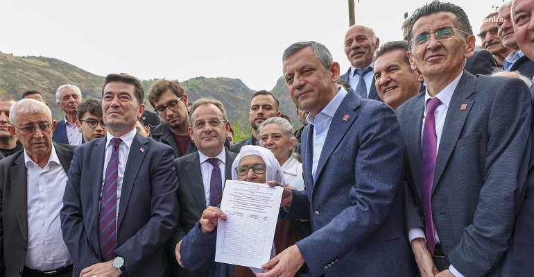 Özel, Ekrem İmamoğlu'na ''Özgürlük ve Erken Seçim'' talebiyle imza kampanyasını Trabzon'dan başlattı