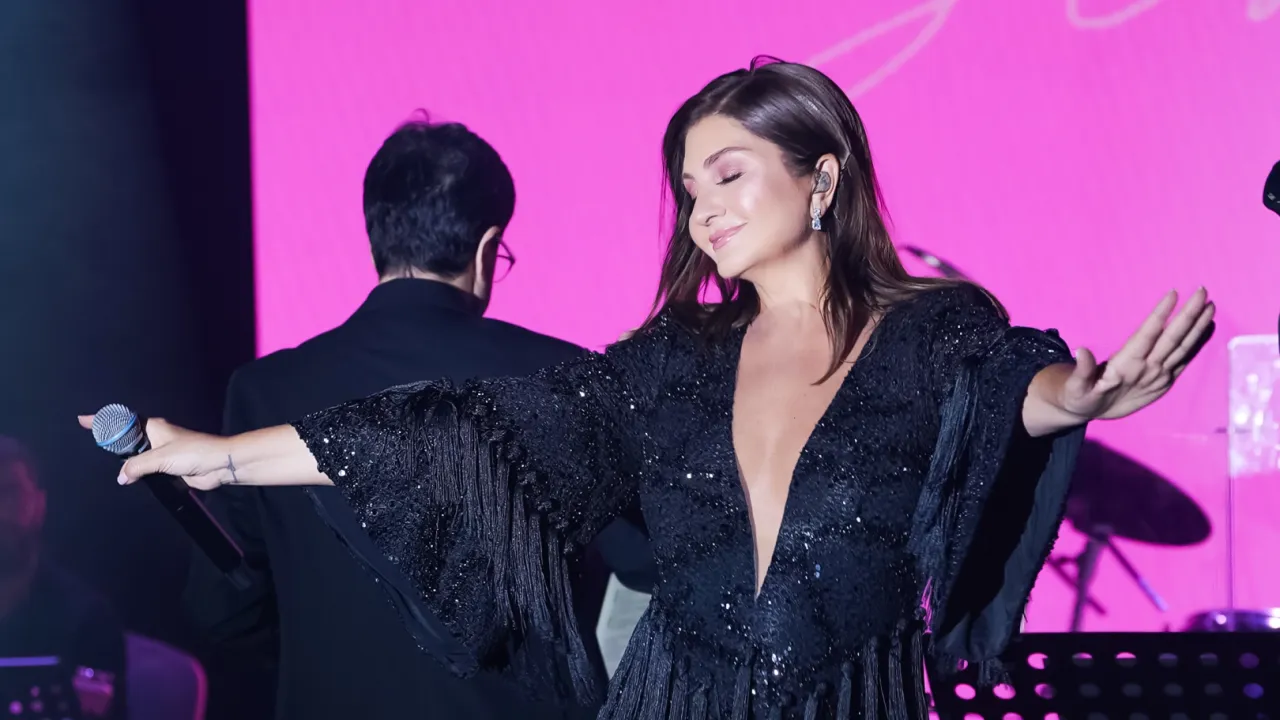Sibel Can Kıbrıs'ta göz kamaştırdı
