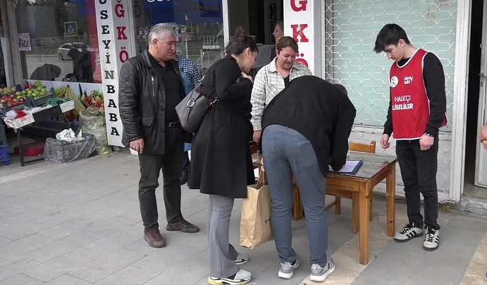 CHP'liler Malatya’da İmamoğlu için imza standı açtı: “Demokrasi ve adalet istiyoruz”