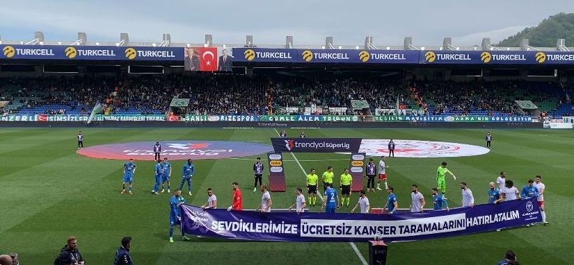 Futbolculardan “Ücretsiz Kanser Taramalarına” pankartlı destek!