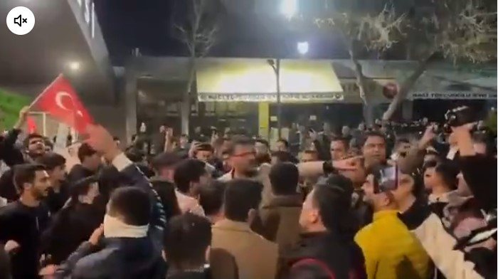AKP ile anılan CHP'li Başkan partisinden istifa etmişti... Halkın öfkesi sokaklara taştı!