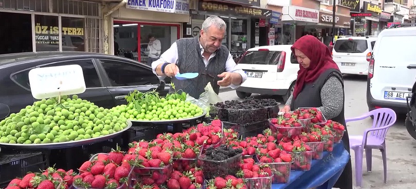 Aksaraylı pazarcılar, fiyatlardan dert yandı: 