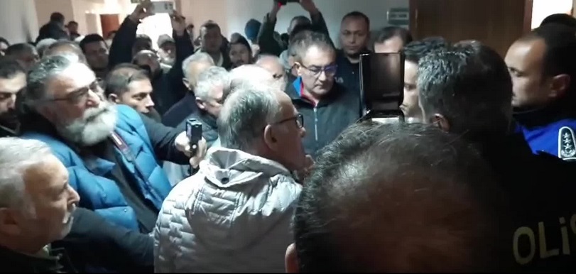 Arhavi'de kurulması planlanan kafes balıkçılığı projesinin ÇED toplantısı tepkiler üzerine gerçekleştirilemedi