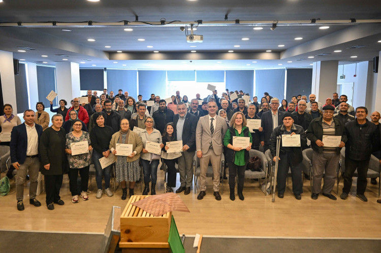 İzmir Bornova'da sertifikalı yeni arıcılar kovanlarına kavuştu