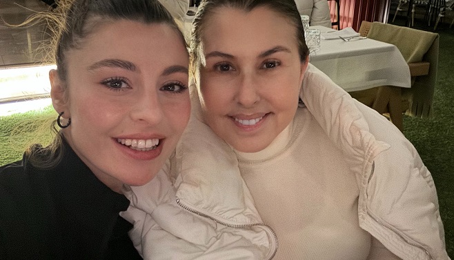 Gülsen Karatoprak ve Nilüfer birlikte görüntülendi, Nilüfer'in makyajsız doğal güzelliği dikkat çekti