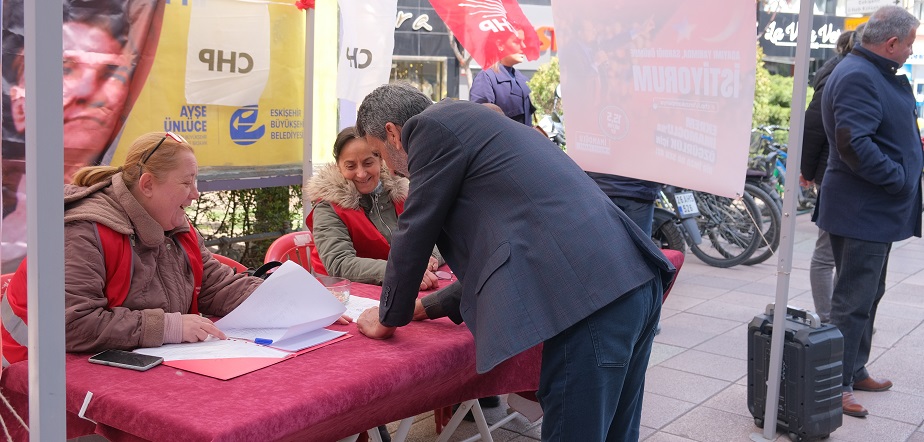Tepebaşı’nda imza sayısı 35 bini buldu: “Halk CHP stantlarını benimsedi”
