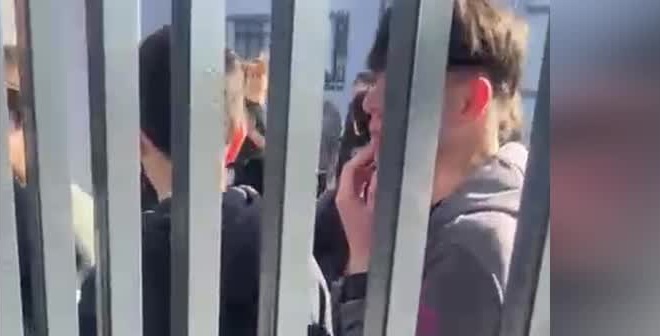 Öğrencilerin, okul bahçesine hapsedildiği ileri sürüldü