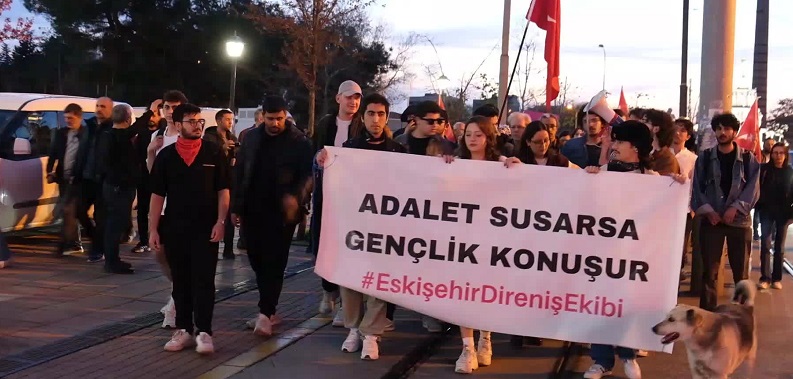 Eskişehir’de gençler tutuklu arkadaşları için yürüdü: 