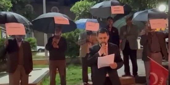 Aydın'da Saadet Partisi'nden faiz artışı ve zamlara karşı şemsiyeli protesto...