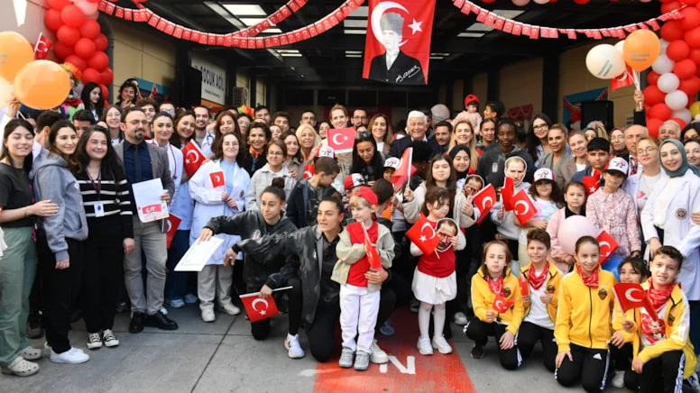 Beşiktaşlı sporcu ve ünlülerden çocuklara moral veren ziyaret