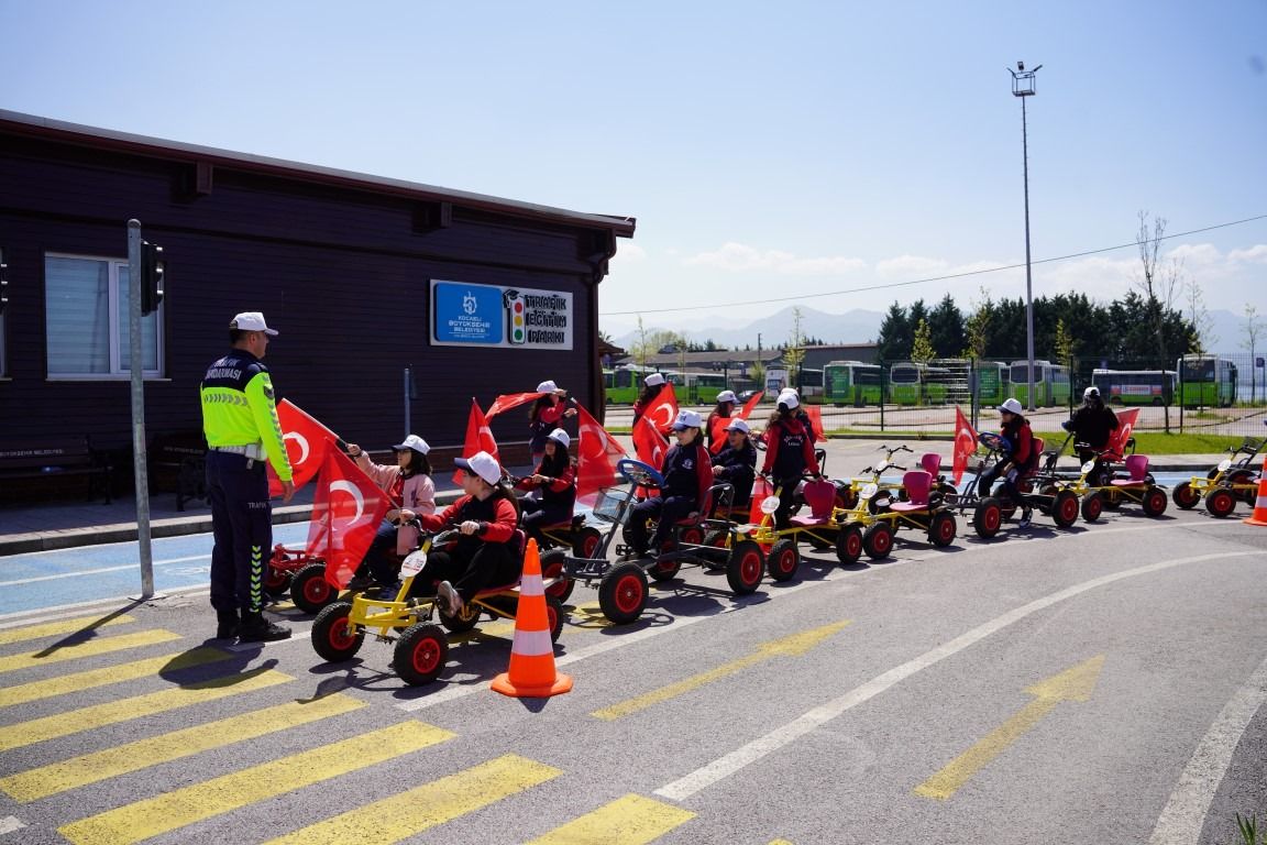 Trafik Eğitim Parkı'nda Türk bayrağıyla renkli kutlama