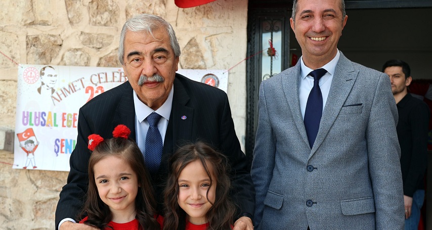 ABDULKADİR KONUKOĞLU MEZUN OLDUĞU İLKOKULDA