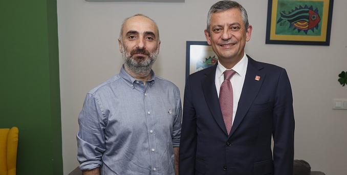Özgür Özel ev hapsindeki gazeteci İsmail Saymaz'ı ziyaret etti