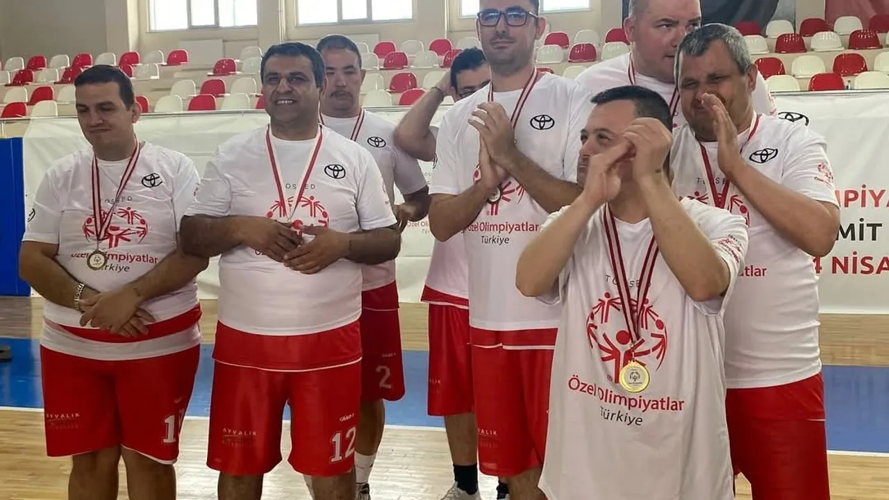 Balıkesirli özel çocuklar altın madalyaları Ayvalık’a getirdi