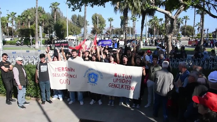 Mersin’de 1 Mayıs kutlamasında 'bozkurt işareti' kavgaya neden oldu