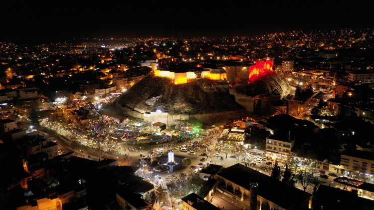  Gaziantep'te tarihi bölgede otopark sorununa pratik çözüm!