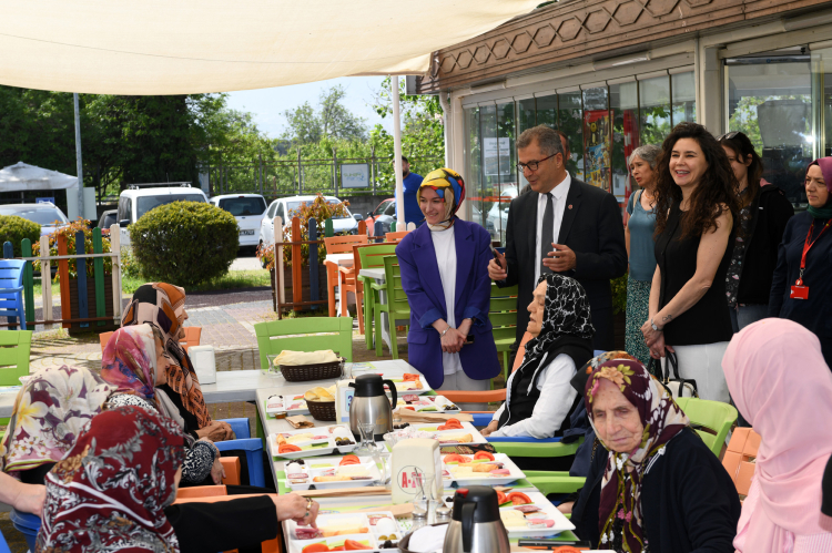 Bursa Osmangazi'de alzheimer hastaları için Anneler Günü kutlaması
