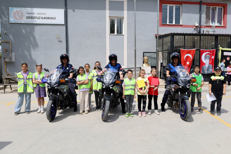 Güvenli trafiğin şartlarını ‘tebessümle’ öğrendiler