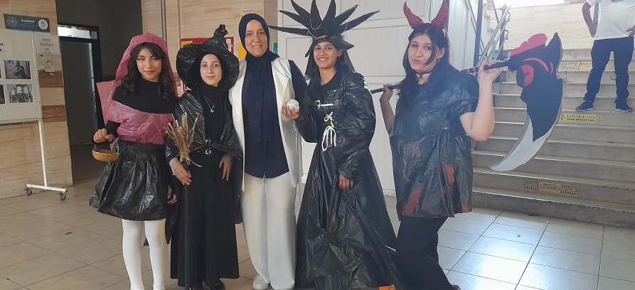 Atık Malzemelerle Hazırlanan Kıyafetler